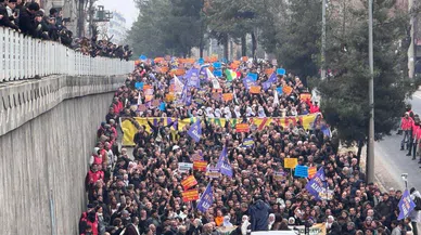 Diyarbakır’da on binlerce kişi Rojava için yürüdü