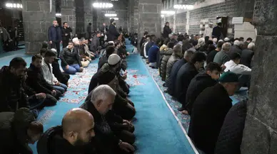 Diyarbakırlılar teravih namazı için camilere koştu