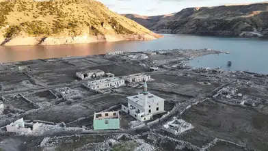Kars’ta su çekildi,  eski Karakurt köyü ortaya çıktı