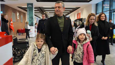 Özgür Özel, Ferdi Zeyrek’in kızlarını okula götürdü