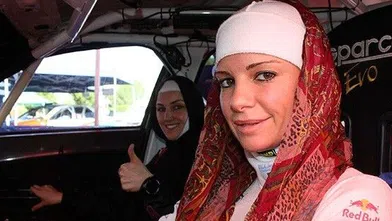 Burcu Çetinkaya başörtüsünü çıkardı, ralliye geri döndü