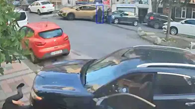 Şaka gibi kaza: Kendi arabasıyla kendine çarptı