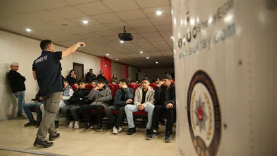 Diyarbakır'da polisler okullarda eğitim veriyor