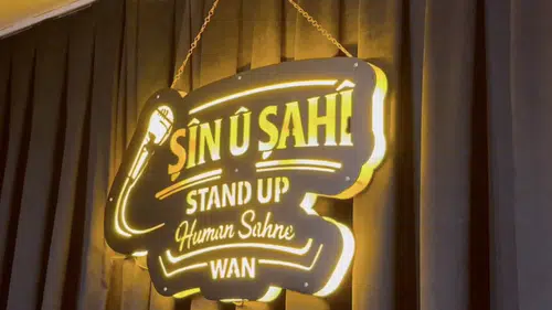 Şîn û Şahî Stand-up: Kürtlerin hikâyeleri zaten başlı başına mizah