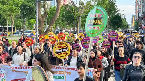 Batman’da Kürt Dil Bayramı Etkinlikleri Yürüyüşle Başladı