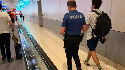 Komedyen Deniz Göktaş İstanbul Havalimanı’nda Gözaltına Alındı