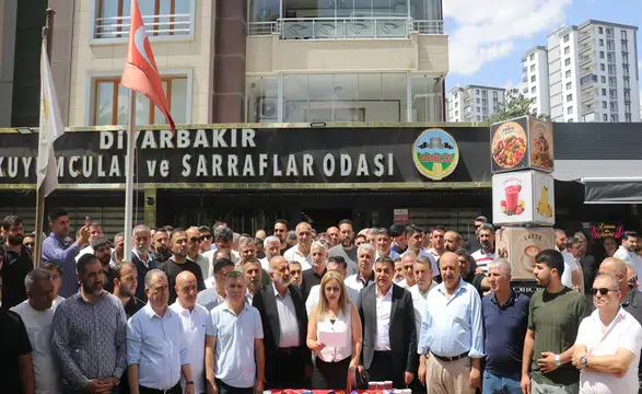 Diyarbakır'da Kuyumcu Esnafı Silahlı Saldırıyı Kepenk Kapatarak Protesto Etti