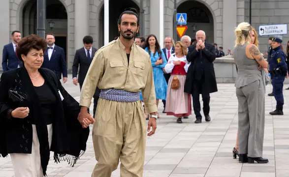 İsveç Parlamentosu’na Kürt vekil: Yemin törenine şal û şapikle katıldı