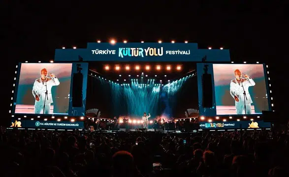 AKP'li Parlak: "Diyarbakır'daki bir festivalde neden Kürt sanatçı yok?”