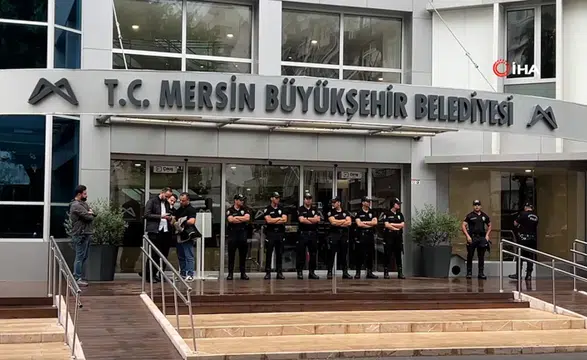 Mersin’de 3 belediyeye operasyon: Başkan Seçer dahil 59 kişi gözaltında