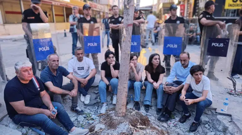 Kayyum atanan Batman Belediyesi ağaçları kesiyor