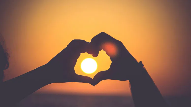 Tinder’a göre 2025’in flört trendi: Hot-take dating