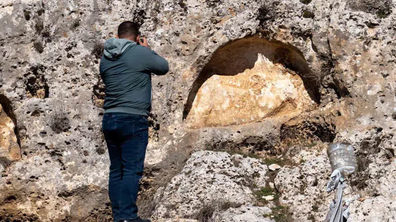 Ergani’de kaya mezarları fotoğraflandı