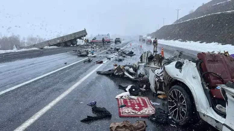Bitlis’te feci kaza: Tır ile otomobil çarpıştı, 2 ölü 5 yaralı