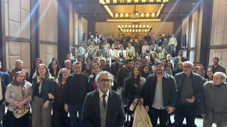 Kürt Dilinin Öncüsü Sahnede: "HAWAR" Kars’ta Prömiyer Yaptı