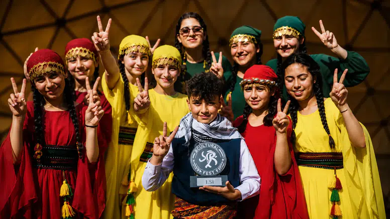 Kürt Folklor Ekibi Galler’deki Uluslararası Festivalde Birinci Oldu