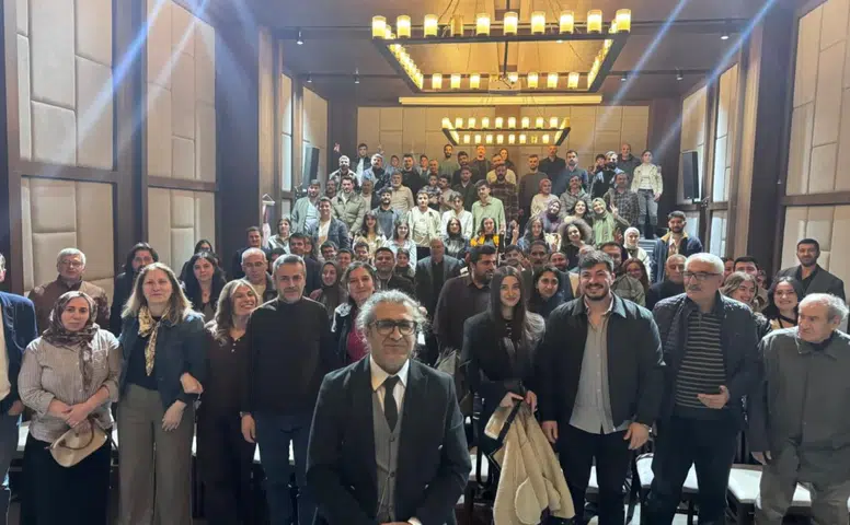 Kürt Dilinin Öncüsü Sahnede: "HAWAR" Kars’ta Prömiyer Yaptı