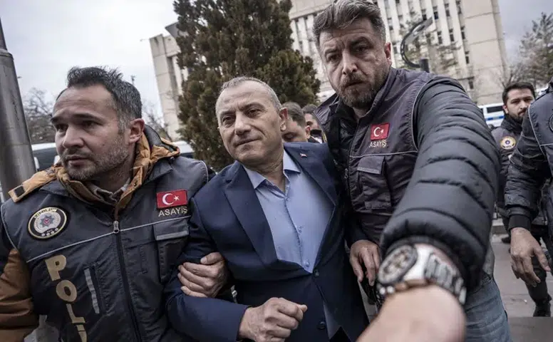 Eski Vali Tuncay Sonel Adliye'de "Devletin valisiyim konuşamam"