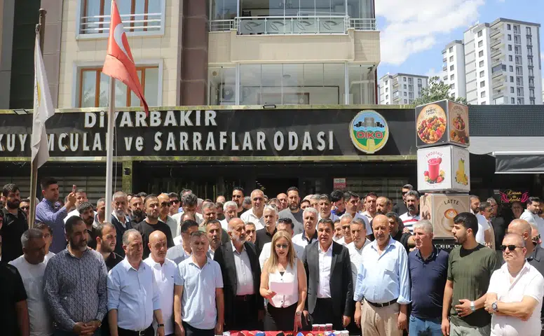Diyarbakır'da Kuyumcu Esnafı Silahlı Saldırıyı Kepenk Kapatarak Protesto Etti