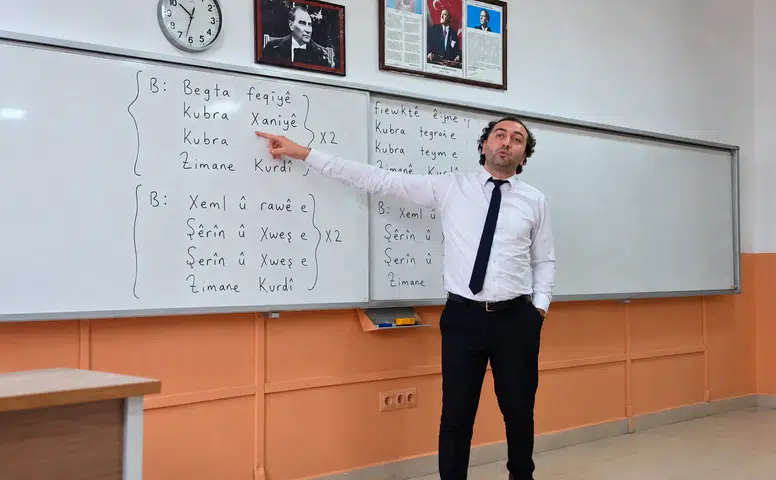 İstanbul’da bir ilk: Kürtçe branş öğretmeni öğrencilerle buluştu