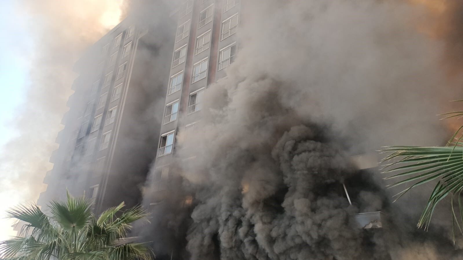 Antalya’da Otel Inşaatında Yangın Çıktı, Mahsur Kalan Işçiler Kurtarıldı! (2)