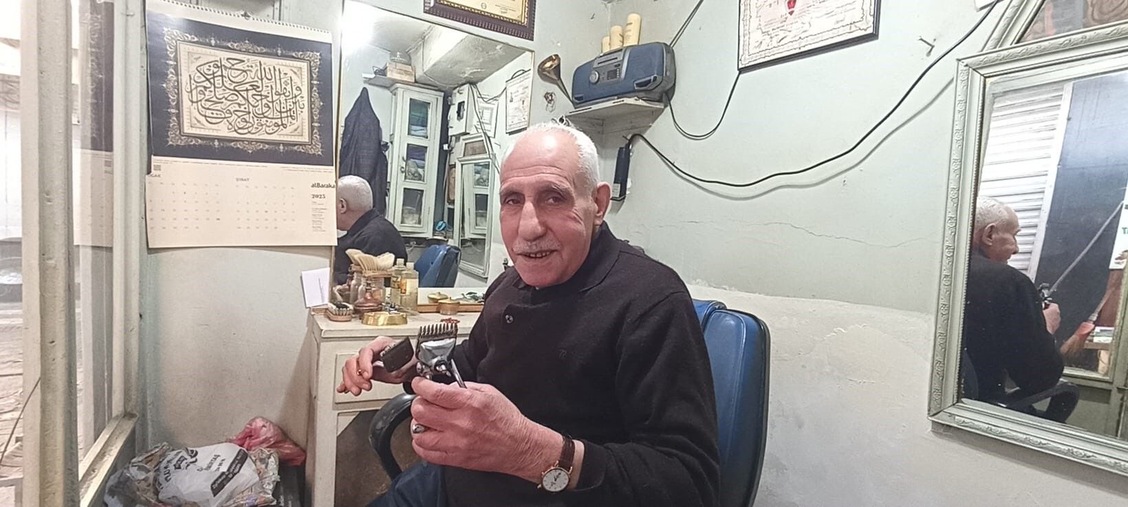 Diyarbakır’da 45 Yıldır Teknolojiye Karşı Direnerek Eski El Makinesiyle Tıraş Yapıyor1