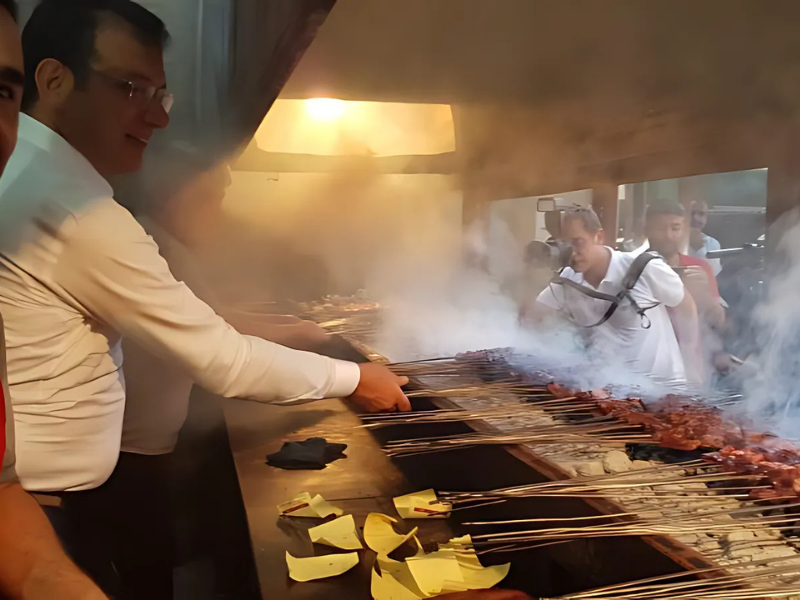 Kebap Ziyafeti Ve Mangal Başında Sohbet