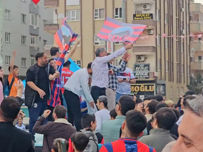 Meydanlar Tribüne Döndü