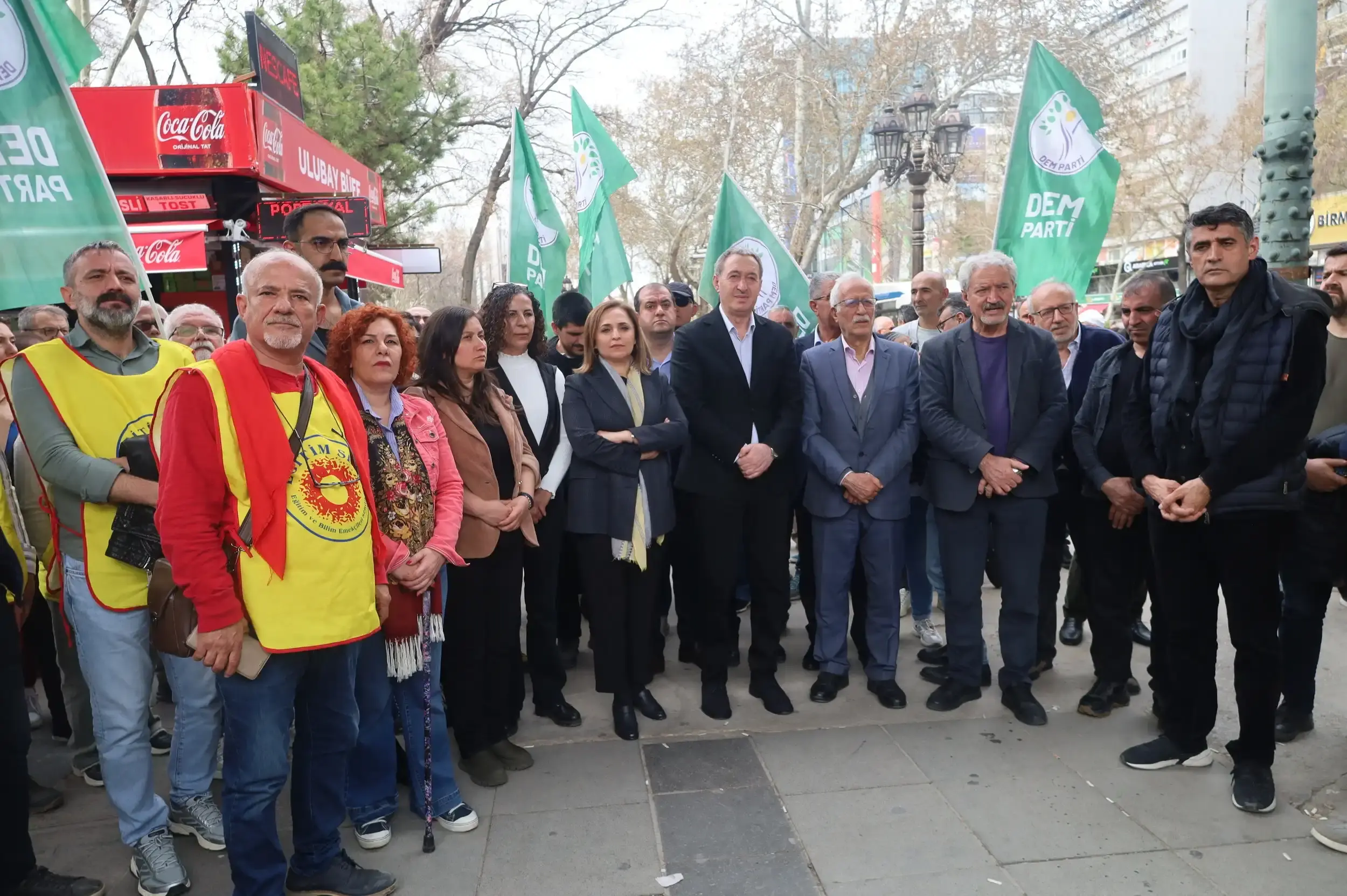 Bakırhan Yaşam Nöbeti'ni ziyaret etti: Okulların güvenliğinden kim sorumlu?  – Yeni Yaşam Gazetesi | Yeni Yaşam