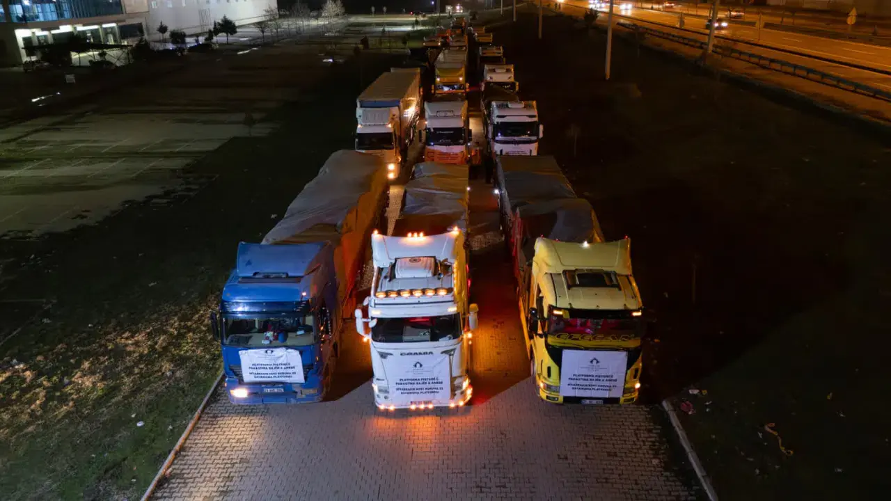 Diyarbakır'dan Kobani'ye 25 tır yardım ulaştırıldı
