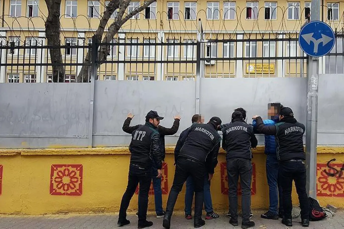 Yeni eğitim döneminde okullar ile çevrelerinde geniş güvenlik önlemleri  alınacak | Independent Türkçe