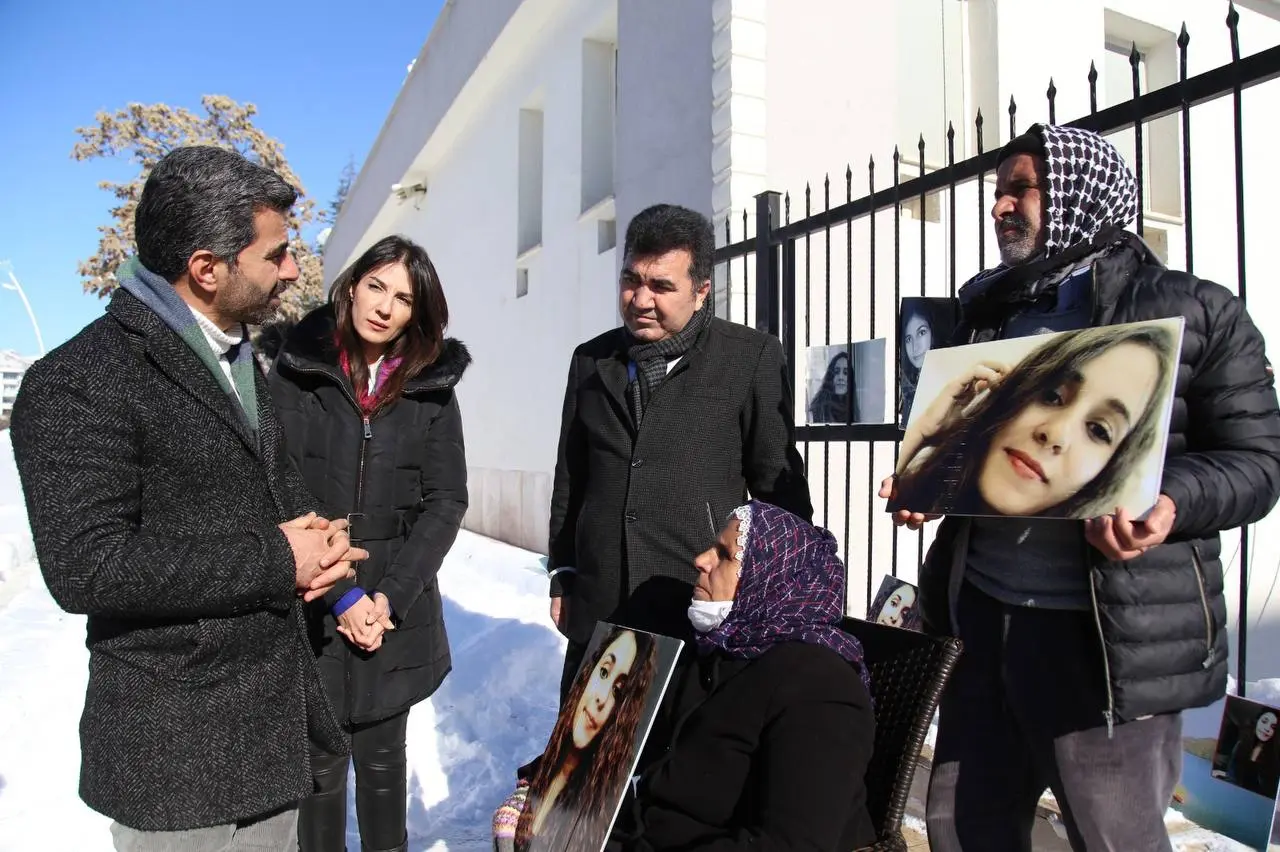 Baromuz, Gülistan DOKU'nun Ailesine Destek Ziyaretinde Bulundu - Haberler -  Diyarbakır Barosu