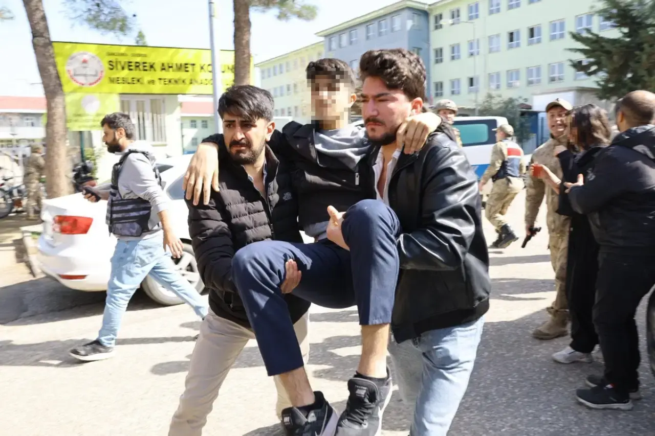 Eski öğrenciden okula silahlı saldırı: 16 kişiyi yaraladı, yaşamına son  verdi - Evrensel
