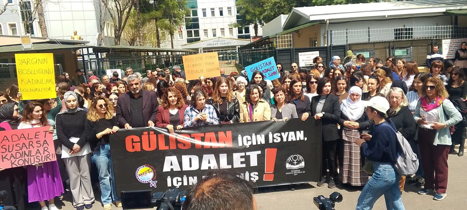 bir veya daha fazla kişi, kalabalık ve yazı görseli olabilir