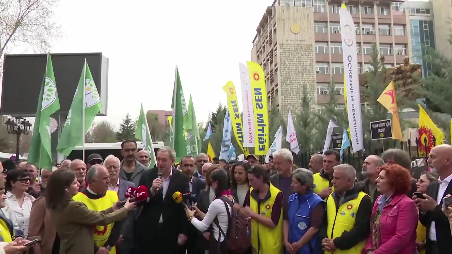Tuncer Bakırhan'dan Eğitim-Sen'in MEB önündeki "yaşam nöbeti"ne destek  ziyareti: "Dünyanın neresinde eğitim emekçileri yaşam güvenliği için nöbet  tutuyorlar?"
