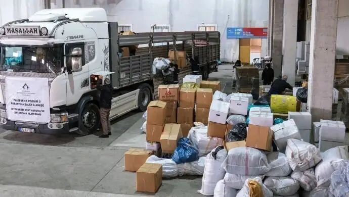 Diyarbakır'da toplanan 25 yardım TIR'ı Kobani'ye ulaştı! - Mücadele Gazetesi