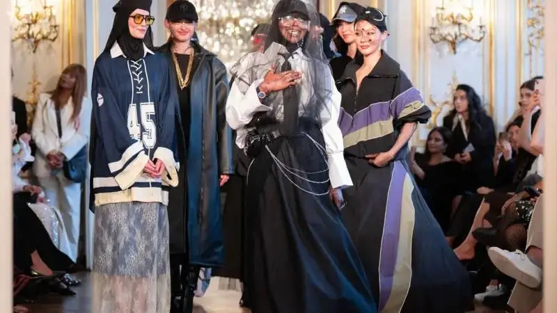 Paris'te bir ilk: Muhafazakar moda haftasında sokak giyimi görücüye çıktı
