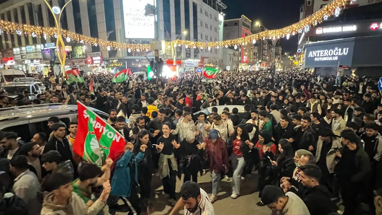 Van'da şampiyonluk kutlamalarına cezai işlem! - Şehrivan | Van Haber | Van  Haberleri | Son Dakika Güncel Haberler