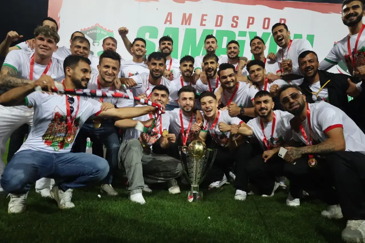 Amedspor şampiyonluk kupasını törenle aldı - Evrensel