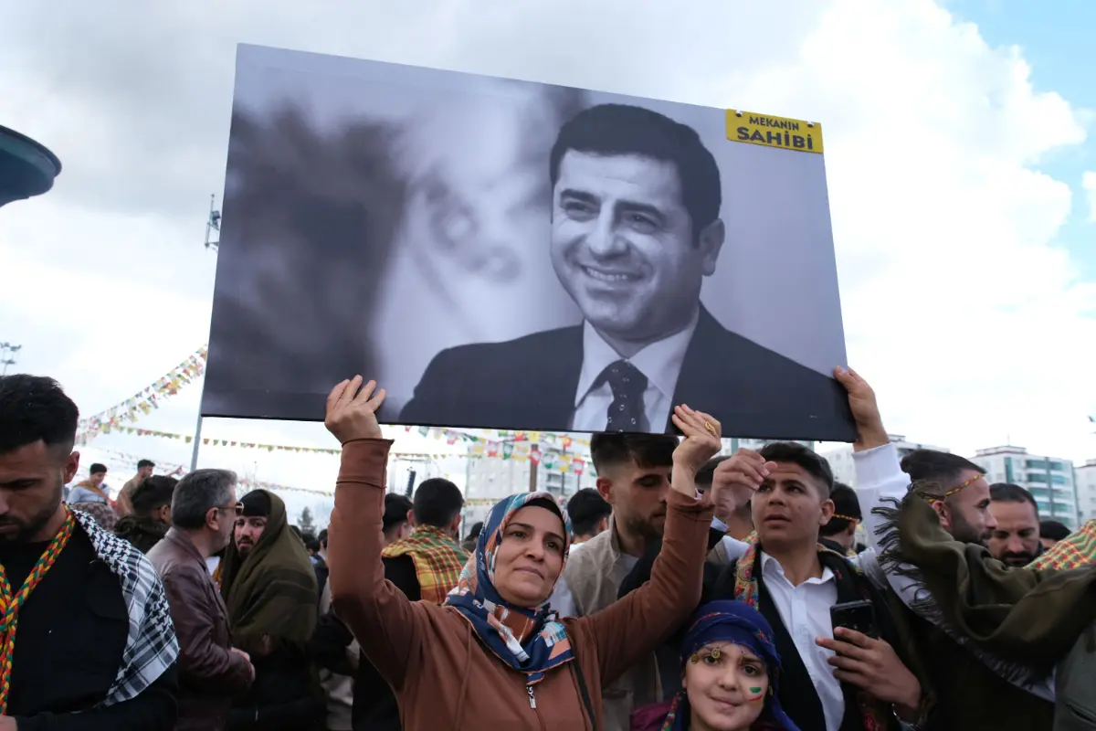 Demirtaş'tan süreç için öneri, siyasete eleştiri: Kürtçe çantaya  tahammülsüzlük, Kürt sorununun özüdür - Evrensel
