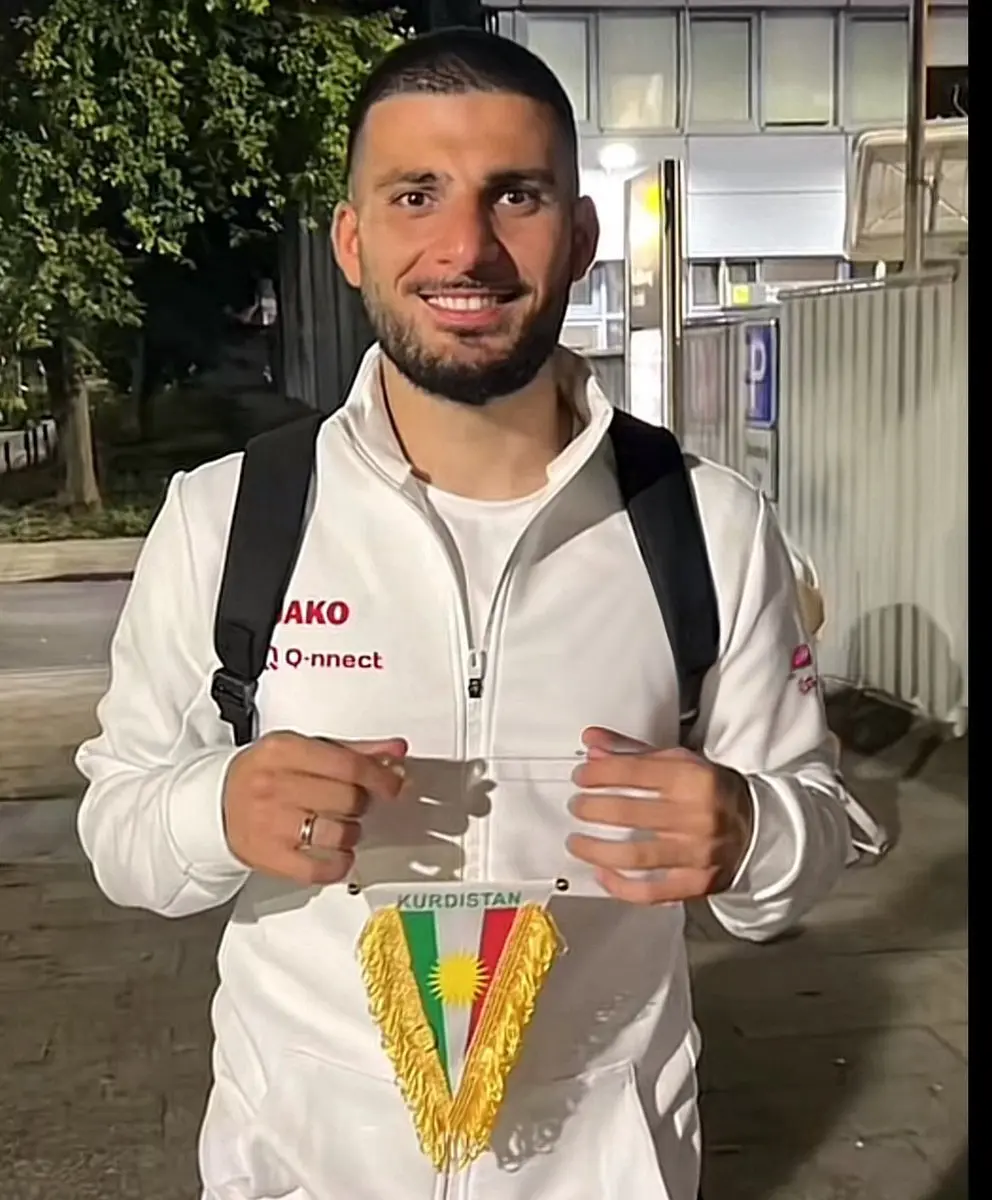 Viranşehirli ünlü Kürt futbolcu Deniz Undav, Kürdistan Bölgesi bayrağıyla poz verdi.