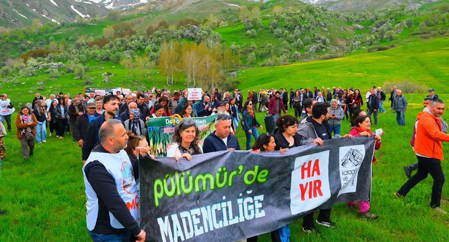 kalabalık ve şunu diyen bir yazı '0 tieri korog7 ve ይ/ን Hei HA YIR pülümür ür'de de NADENCİLIĞE' görseli olabilir