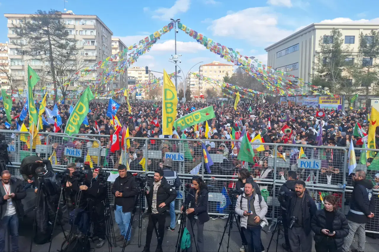 Diyarbakır'da 'Barış için özgürlük' mitingi: 'Türkiye'de barış, Rojava'da savaş olmaz' - Evrensel