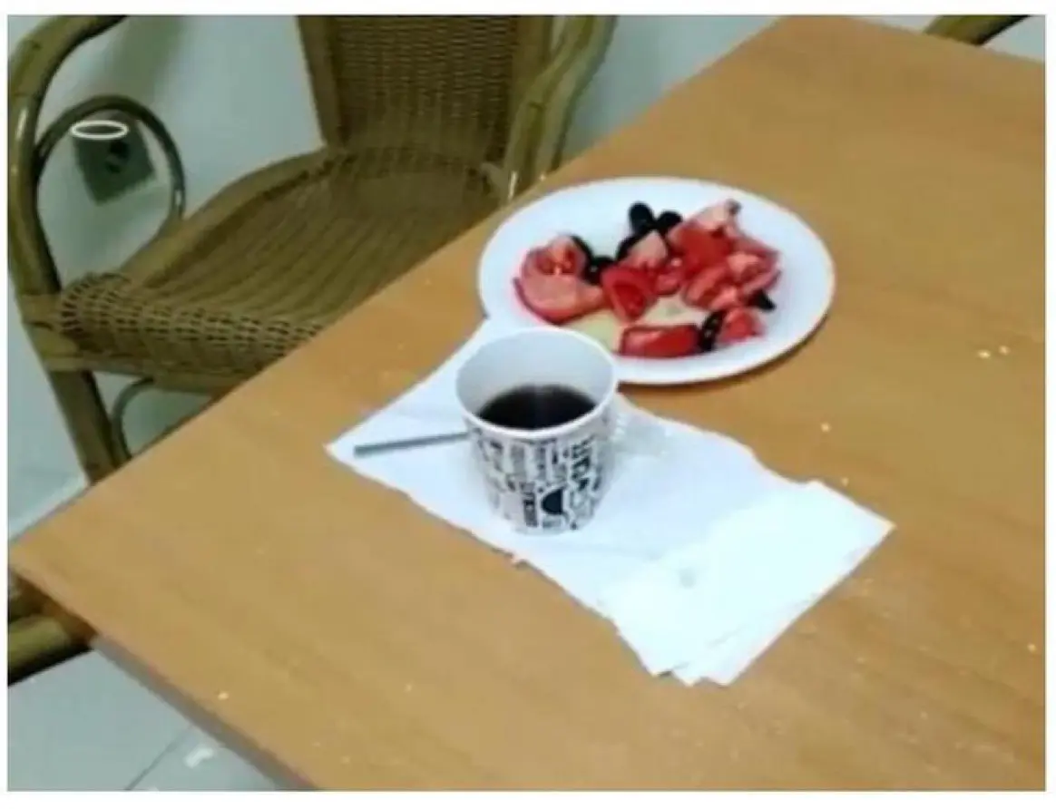 Deniz Poyraz'ın kahvaltı tabağı masada domates, zeytin ve kağıt bardakta çay