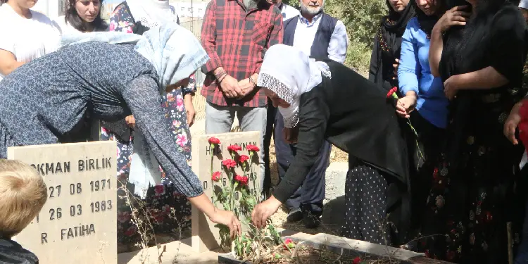 Hacı Lokman Birlik mezarı başında anıldı – Politika Haber