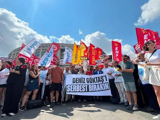 Komedyen Deniz Göktaş adliyeye sevk edildi: Çok sayıda yurttaş destek için Çağlayan'da