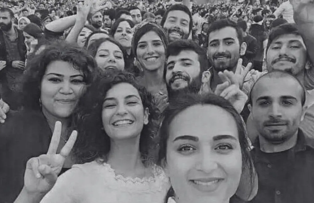 Suruç Katliamı'nda yaşamını yitiren 33 Düş Yolcusu'nu 11. yıl dönümünde saygıyla anıyorum. IŞİD çeteleri tarafından gerçekleştirilen bu katliamın üzerinin örtülmesine, gerçek sorumluların korunmasına ve faillerin cezasız bırakılmasına asla izin ...