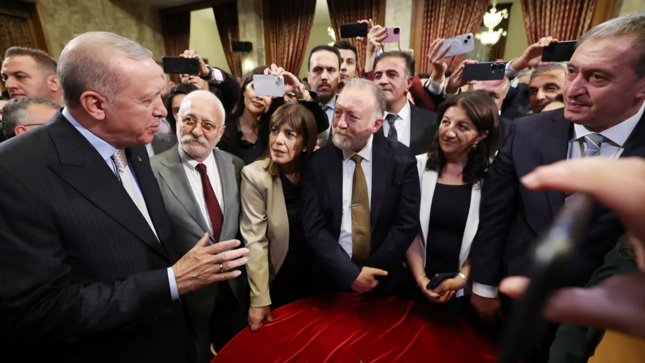 DEM'den Erdoğanlı fotoğraf eleştirilerine yanıt
