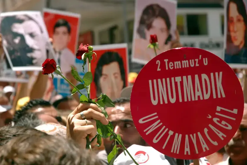 Madımak Katliamı'nın 31. Yılı | 'Gerçek failler hesap vermedi' - Evrensel