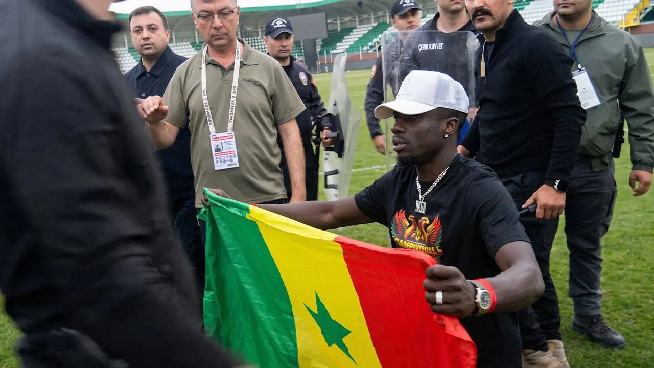 Mbaye Diagne'nin evine Senegal bayrağı için polis gitmiş